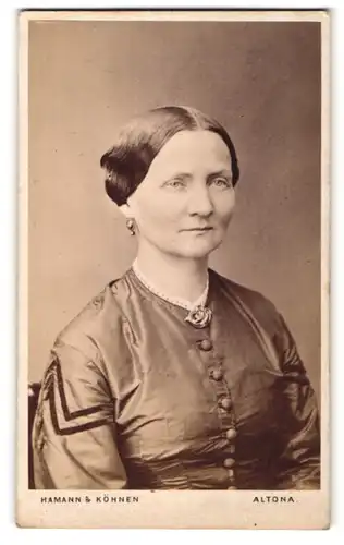 Fotografie Hamann & Köhnen, Hamburg-Altona, Portrait Dame mit zeitgenössischer Frisur