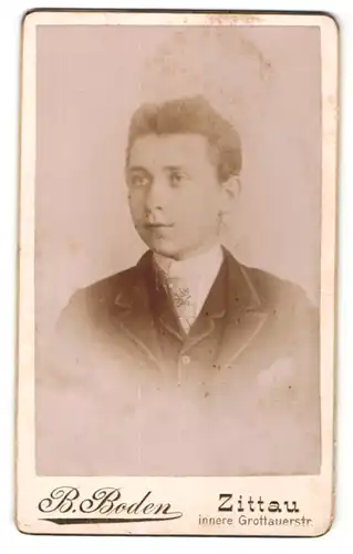 Fotografie B. Boden, Zittau, Portrait Knabe in Anzug