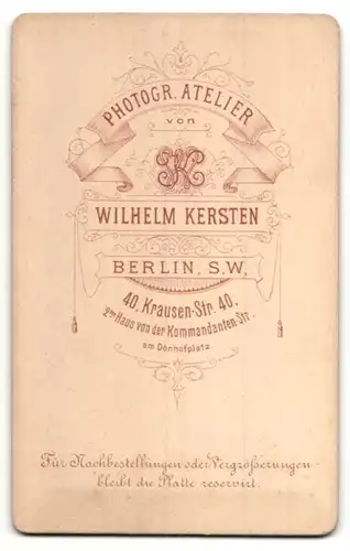 Fotografie Wilhelm Kersten, Berlin, Portrait junger Mann mit zeitgenöss. Frisur