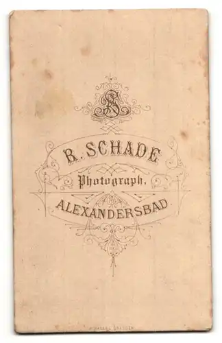 Fotografie R. Schade, Alexandersbad, Portrait junge Frau in zeitgenöss. Garderobe