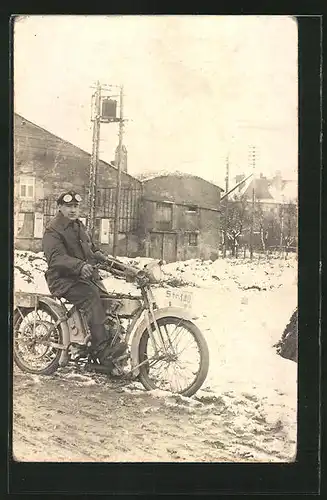 Foto-AK Fahrer auf einem NSU-Motorrad, Heeres-Modell