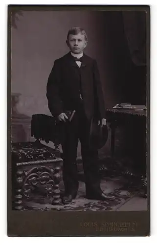 Fotografie Louis Schindhelm, Ebersbach i/S, Portrait Knabe in festlichem Anzug
