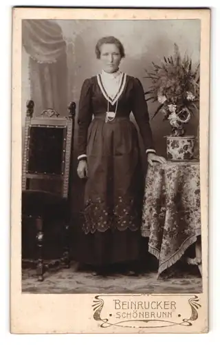 Fotografie Beinrucker, Schönbrunn, Portrait Frau in zeitgenöss. Garderobe