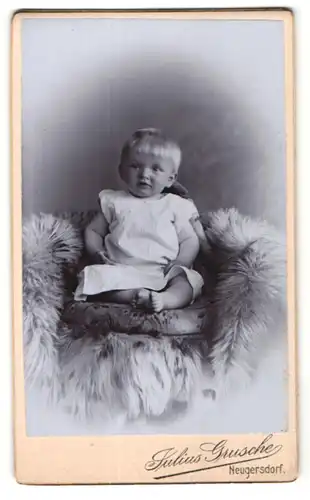 Fotografie Julius Grusche, Neugersdorf, Portrait Säugling mit nackigen Füssen