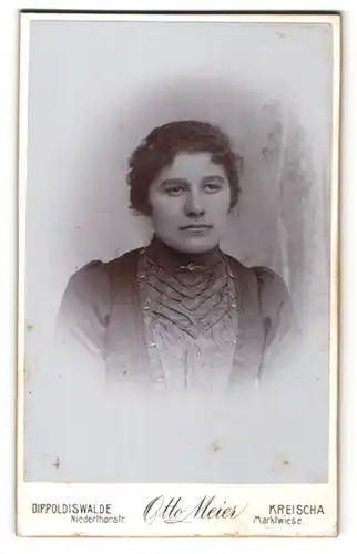 Fotografie Otto Meier, Dippoldiswalde, Kreischa, Portrait junge Frau mit zusammengebundenem Haar