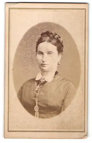 Fotografie L. Bresslmair, Meran, Portrait Frau mit geflochtenem Haar mit Kruzifix