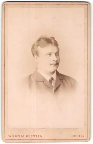 Fotografie Wilhelm Kersten, Berlin, Portrait junger Mann mit zeitgenöss. Frisur