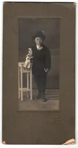Fotografie A. Jauch, Schwenningen a/N, Portrait Knabe in festlicher Kleidung mit Hut