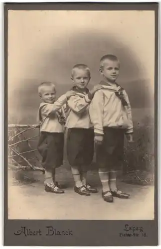 Fotografie Albert Blanck, Leipzig, Portrait drei lustige Knaben, Brüder