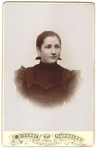 Fotografie C. Bischof, Nürnberg, Portrait Mädchen mit zusammengebundenem Haar