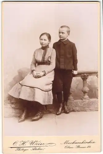 Fotografie O. H. Weise, Markneukirchen, Portrait Mädchen und jüngerer Bruder