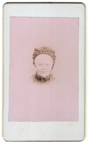 Fotografie Portrait Grossmutter mit ausgefallener Kopfbedeckung