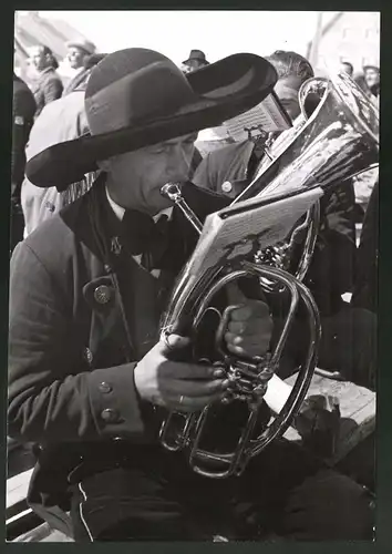Fotografie Musikant in Tiroler Tracht spielt auf seinem Horn