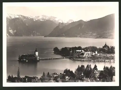 Fotografie Fotograf unbekannt, Ansicht Gmunden, Seeschloss mit idyllischer Landschaft