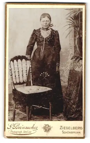 Fotografie G. Beinrucker, Ziegelberg, Portrait junge Frau in festlichem Kleid