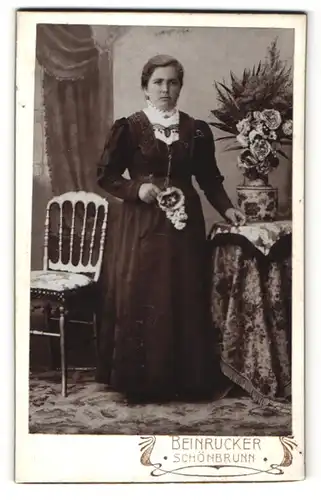 Fotografie Beinrucker, Schönbrunn, Portrait junge Frau in festlichem Kleid