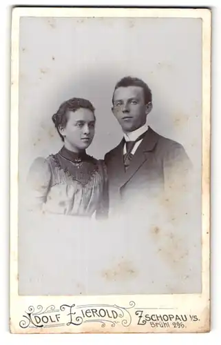 Fotografie Adolf Zierold, Zschopau i/S, Portrait junges bürgerliches Paar
