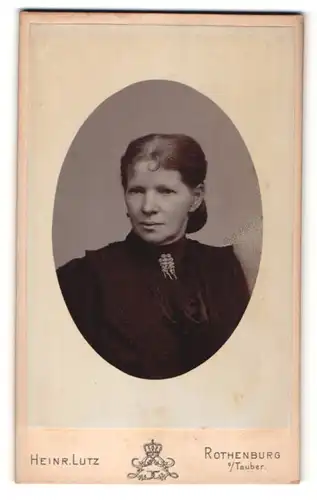 Fotografie Heinr. Lutz, Rothenburg o/Tauber, Portrait Dame mit zusammengebundenem Haar