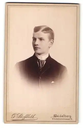 Fotografie G. Stoffleth, Heidelberg, Portrait halbwüchsiger Knabe mit Seitenscheitel