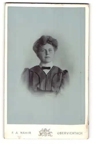 Fotografie F. A. Mahir, Obervichtach, Portrait junge Dame mit Hochsteckfrisur