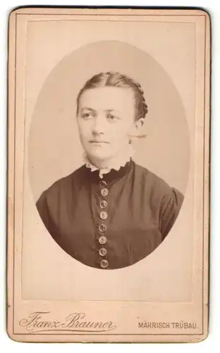 Fotografie Franz Brauner, Mährisch Trübau, Portrait Fräulein mit zusammengebundenem Haar