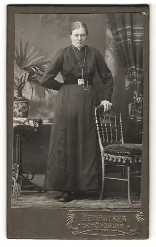 Fotografie Beinrucker, Schönbrunn, Portrait Frau in zeitgenöss. Garderobe