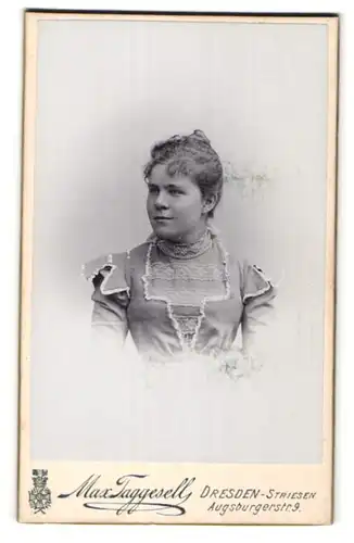 Fotografie Max Taggesell, Dresden-Striesen, Portrait junge Frau mit zusammengebundenem Haar
