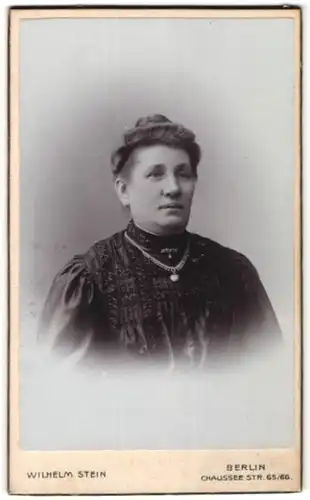 Fotografie Wilhelm Stein, Berlin, Portrait Frau mit zusammengebundenem Haar