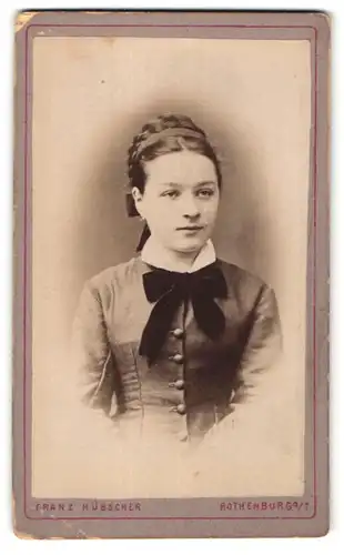 Fotografie Franz Hübscher, Rothenburg o/T, Portrait Fräulein mit zusammengebundenem Haar
