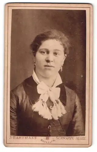 Fotografie J. Hartmann, Bayreuth, Portrait junge Frau mit Ohrringen
