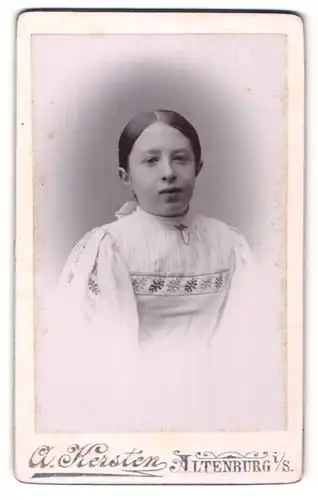 Fotografie A. Kersten, Altenburg i/S, Portrait Mädchen mit zusammengebundenem Haar