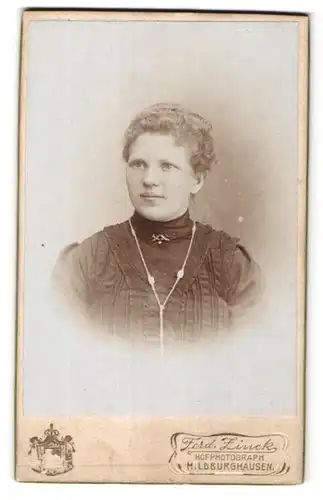 Fotografie Ferd. Zinck, Hildburghausen, Portrait junge Frau mit zusammengebundenem Haar