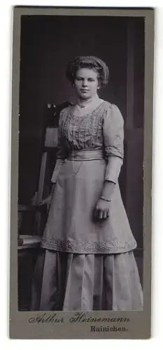 Fotografie Arthur Heinemann, Hainichen, Portrait Fräulein in festlicher Garderobe