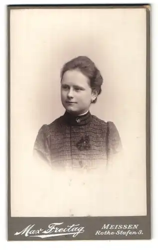 Fotografie Max Freitag, Meissen, Portrait junge Frau mit zusammengebundenem Haar