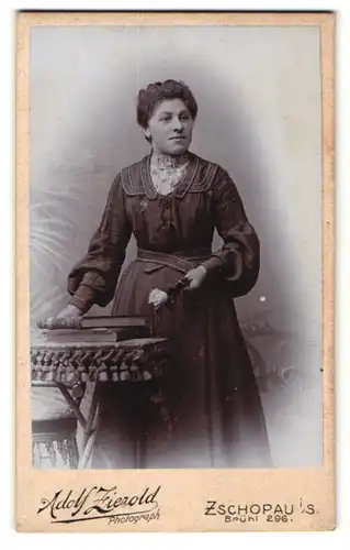 Fotografie Adolf Zierold, Zschopau i/S, Portrait junge Frau in Kleid