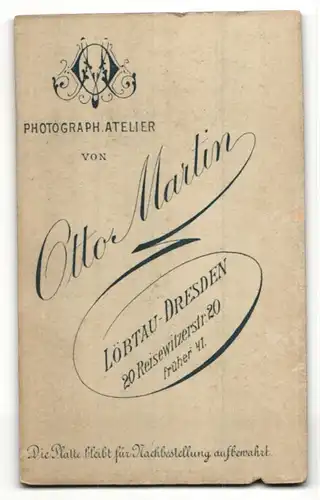 Fotografie Otto Martin, Dresden-Löbtau, Portrait Bub in feierlicher Kleidung mit Holzreifen