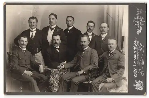Fotografie Ludwig Holl, Mergentheim, Wertheim a/M, Portrait neun Herren in festlicher Garderobe