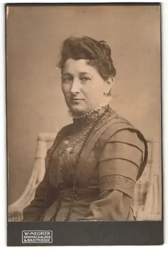 Fotografie W. Meurer, Schmalkalden & Brotterode, Portrait Frau mit zusammengebundenem Haar