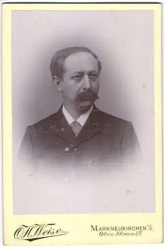 Fotografie A. H. Weise, Markneukirchen, Portrait Herr mit Oberlippenbart