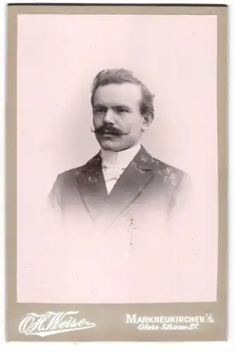 Fotografie A. H. Weise, Markneukirchen i/S, Portrait junger Herr mit Oberlippenbart