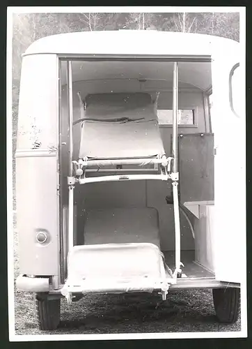Fotografie Auto Union Krankenwagen, Rettungswagen, Ambulanz-Fahrzeug, rückseitig Stempel: Auto Union Werkfoto