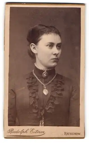 Fotografie Rudolph Eitner, Rathenow, Portrait junge Frau mit Medaillons