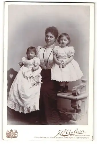 Fotografie J. B. Ciolina, Frankfurt a/M, Mannheim, Portrait Mutter mit zwei Töchtern in zeitgenöss. Kleidung