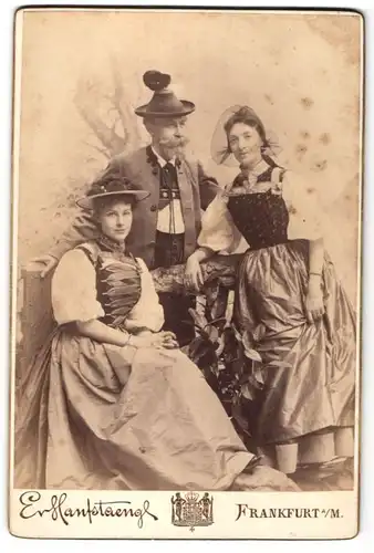 Fotografie E. Hanfstaengl, Frankfurt a/M, Portrait Mann und zwei Frauen in Tracht