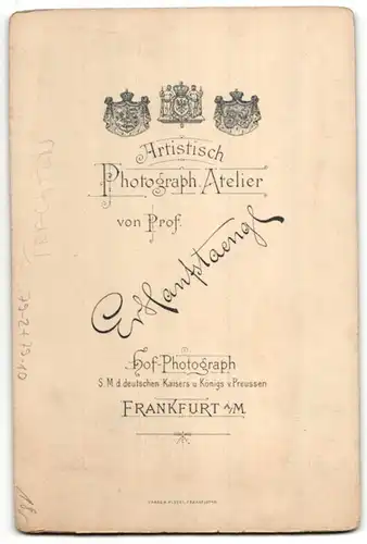 Fotografie E. Hanfstaengl, Frankfurt a/M, Portrait Mann und zwei Frauen in Tracht