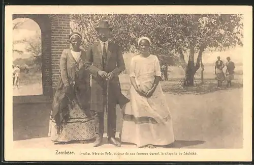 AK Séshéké, Imuiko, frère de Véta, et deux de ses femmes devant la chapelle