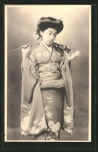 AK Japanische Dame in Kimono mit Blume, Geisha