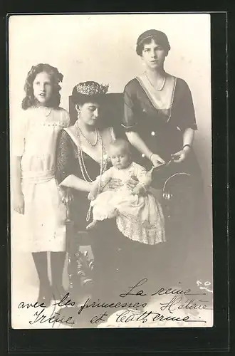 AK Die Königin von Griechenland mit ihren Töchtern