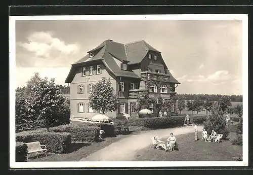 AK Besenfeld, Hotel-Kurhaus Oberwiesenhof mit Gästen im Garten, Bes. E. Müller