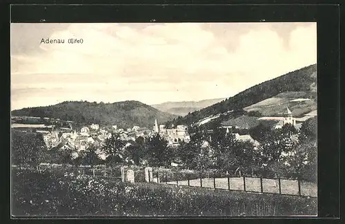 AK Adenau / Eifel, Gesamtansicht mit bewaldeten Hügeln